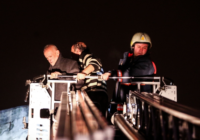 Fatih'te 3 katlı binada yangın: 1 kişi hayatını kaybetti